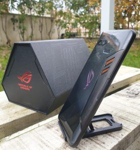 Asus ROG Phone confezione e lato 1