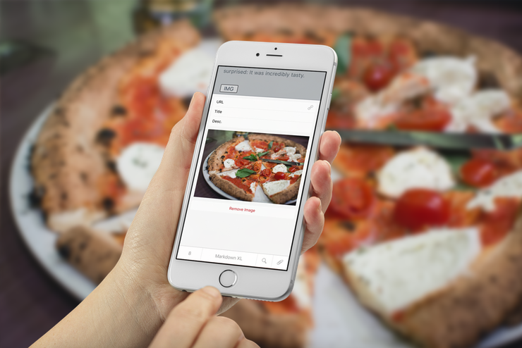 Un iPhone utilizzato per scattare una foto di una pizza