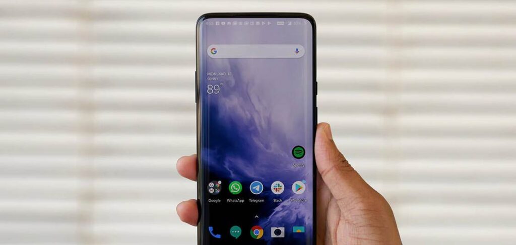 OnePlus, svelata un'opzione che estenderebbe la Dark Mode a molte app