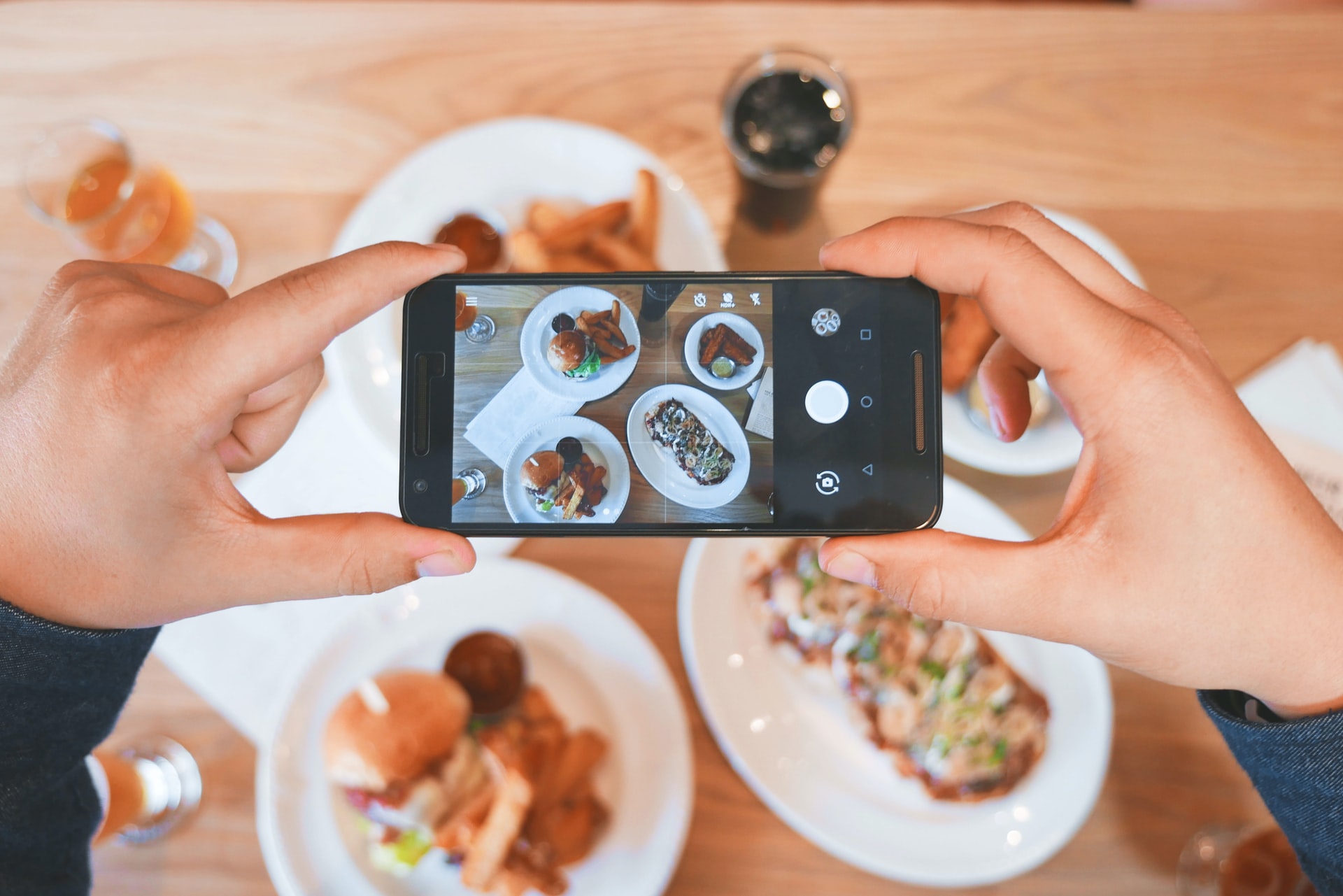 Un utente scatta una foto al cibo