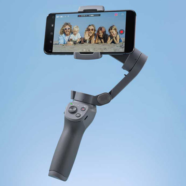 Dji Osmo Mobile 3 con uno smartphone attaccato