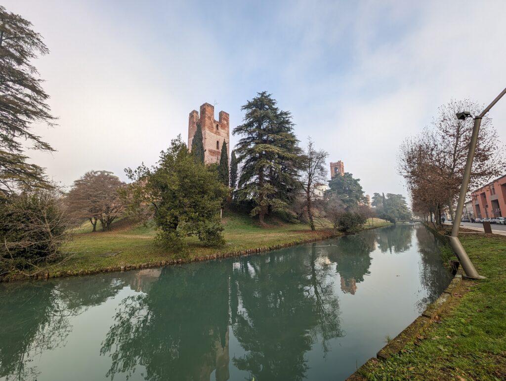 foto scattata con pixel 8 pro - fotocamera ultrawide - castello e fiume