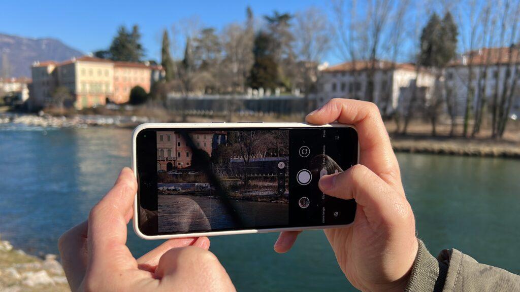 recensione pixel 8 pro - uso app fotocamera all'aperto