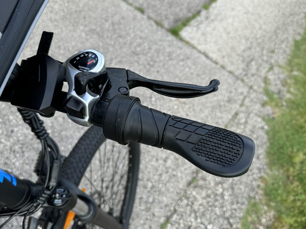 Recensione Duotts C29 bici elettrica - acceleratore