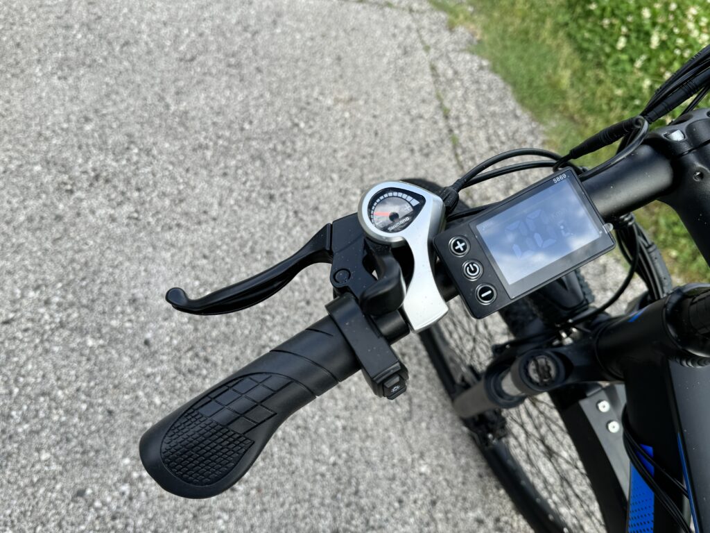 Recensione Duotts C29 bici elettrica - leva del cambio in alluminio