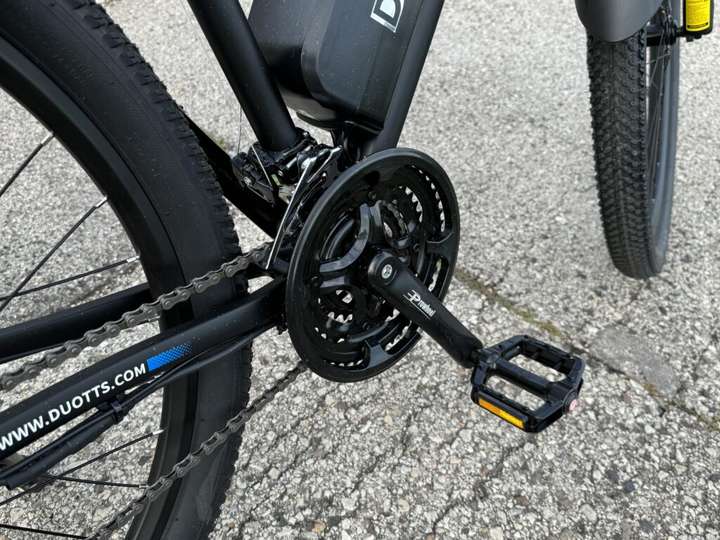 Recensione Duotts C29 bici elettrica - pedali