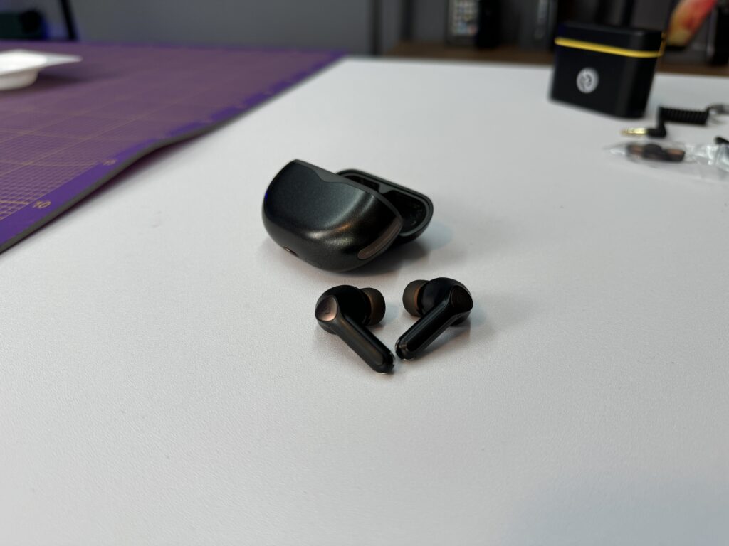 Recensione cuffie SoundPEATS Air4 Pro - custodia e cuffie