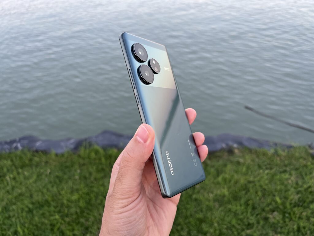 Recensione Realme GT6 - cover specchiata