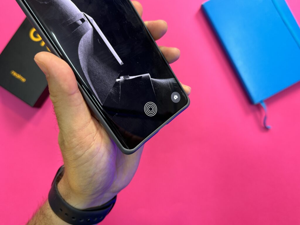 Recensione Realme GT6 - sblocco tramite impronta