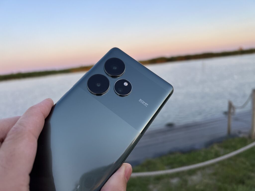 Recensione Realme GT6 - tripla fotocamera posteriore