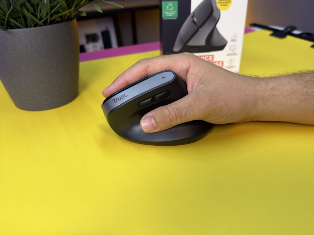 recensione mouse trust bayo+ - posizione mano ergonomica