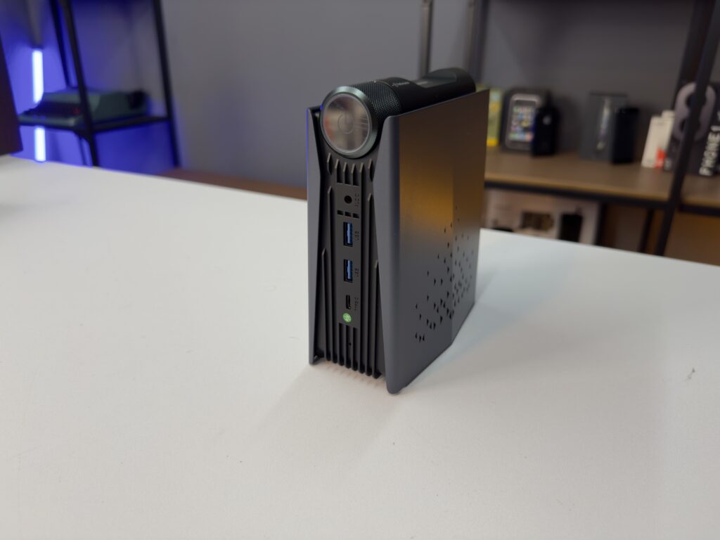 recensione mini pc gaming ouvis amr5 - porte frontale