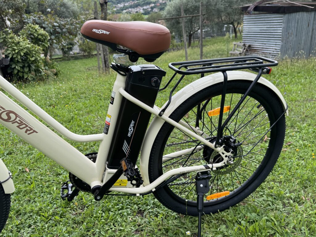 recensione bici elettrica OneSport OT18-3 - blocco batteria e porta pacchi