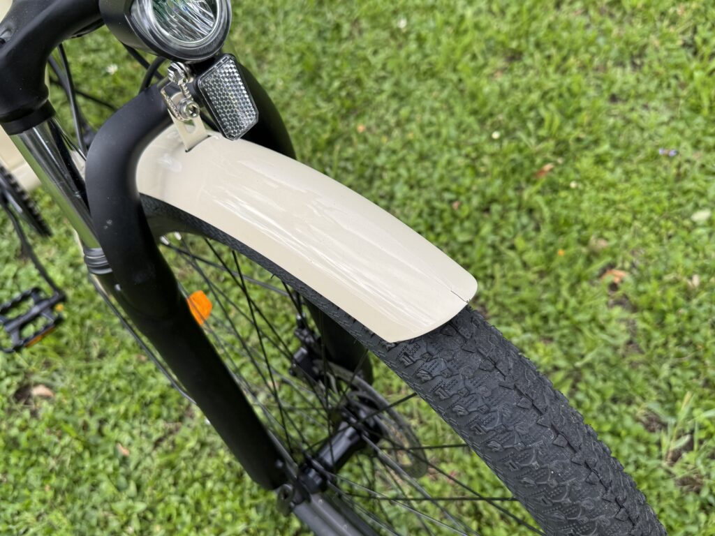 recensione bici elettrica OneSport OT18-3 - parafango rotto