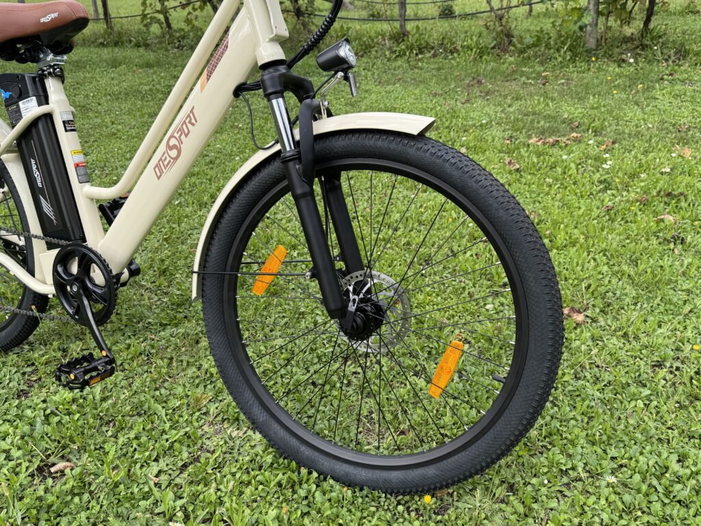 recensione bici elettrica OneSport OT18-3 - ruota frontale e forcella