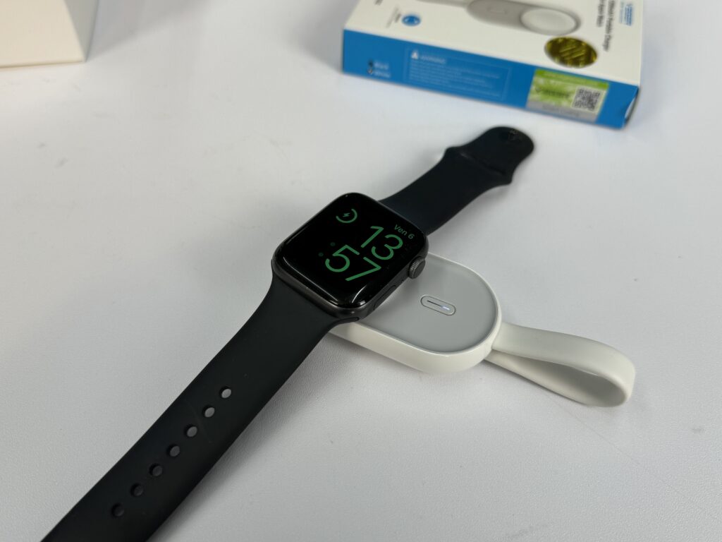 recensione power bank per apple watch di veger - in uso