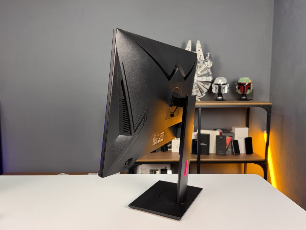 Recensione monitor KTC H27P22S - vista laterale e braccio